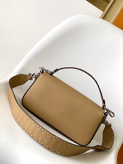 フェンディバッグ背面デザイン